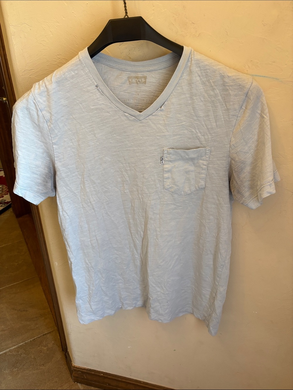 Levi’s distressed tee! Men’s medium